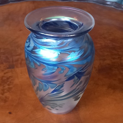 Stunning signed iridescent - 'signed,