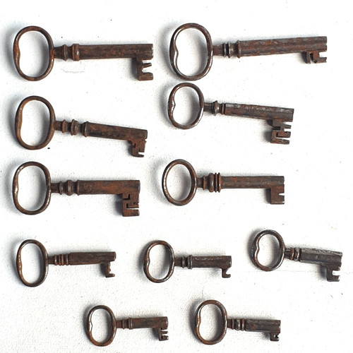 Old vintage keys 34mm - x,