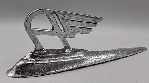 Vintage 1950s bonnet - bonnet, emblem