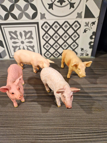 Schleich plastic pig figurines - pig,