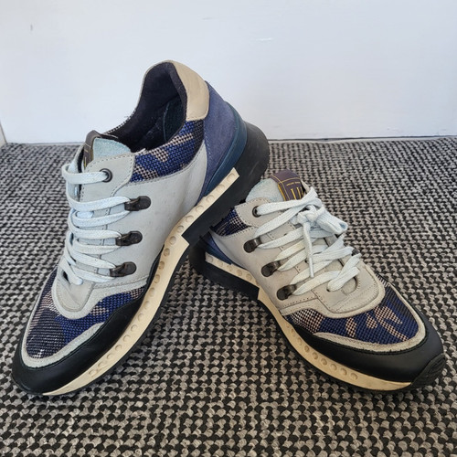 Unlike humans low - lace, up