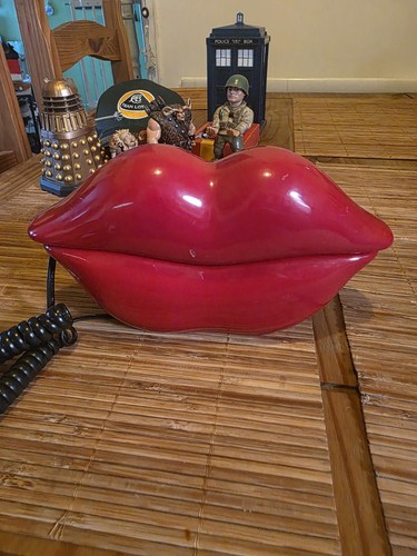 Red hot lips vintage push - red,