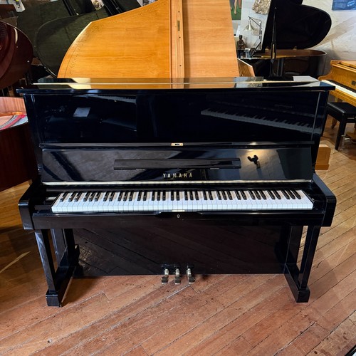 Yamaha upright piano black - u1,