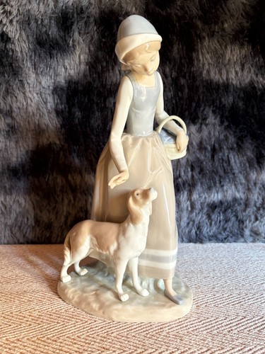 Stunning rare large nao - large,