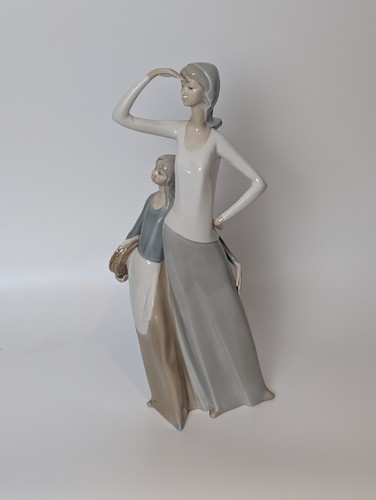 Nao lladro looking the - at,