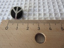 PEACE SIGN pin badge (# 100)