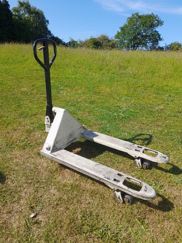 Pallet pump truck 2300kgs - truck,