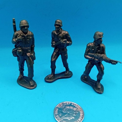 Rare vintage plastic soldiers - vintage,
