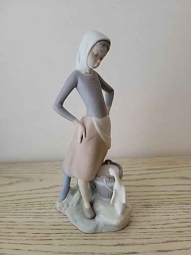 Lladro figurine girl with - "girl,