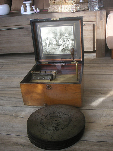 Excellent polyphonic music box - polyphonic,