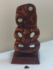 VINTAGE 1970s HAND CARVED WOODEN LARGE NEW ZEALAND TIKI ON A STAND . M3657