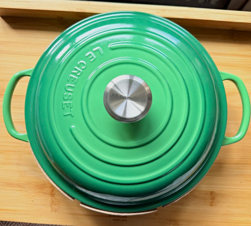 Creuset signature cast iron - le,
