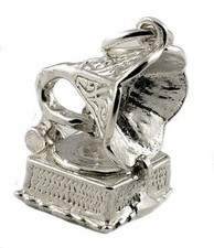 STERLING SILVER MOVABLE VINTAGE GRAMAPHONE CHARM      