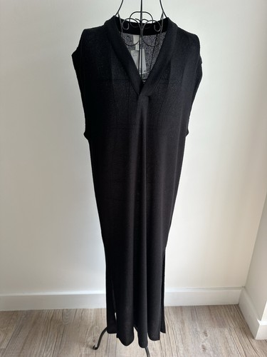 Black v neck sleeveless - v-neck,