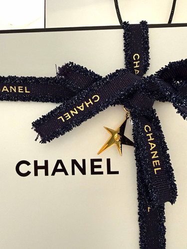 Chanel white gift box - white,