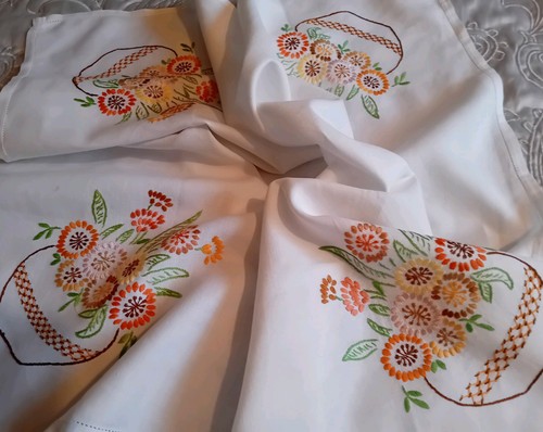 Beautiful vintage hand - beautiful,