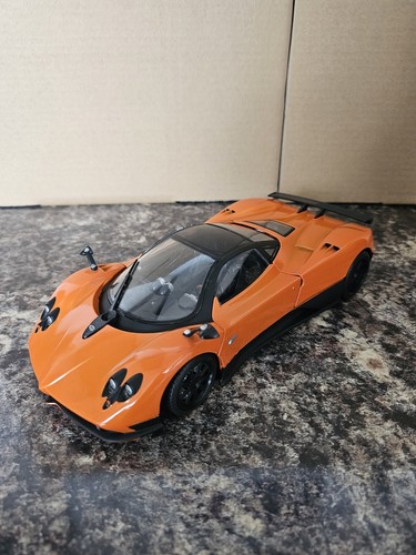 Mondo motors pagani - 1:18,