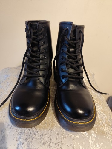 Iconic black doc martens - black,