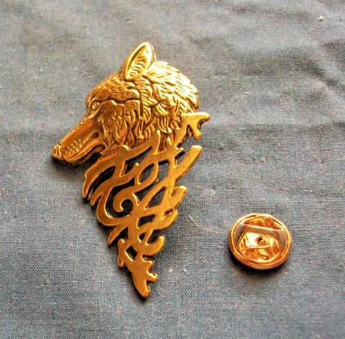 Pin badge gold coloured - gold, wolf.