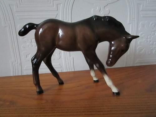 Beswick horse foal head down - beswick,