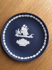 Wedge wood Jasperware Mother Plate 1975 Navy Blue /white