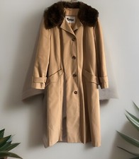 QUELRAYN VINTAGE 1970s WOMENS FULL LENGTH BEIGE COAT WITH FAUX FUR COLLAR EX CON
