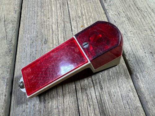Day 90575 fender rear light - day,