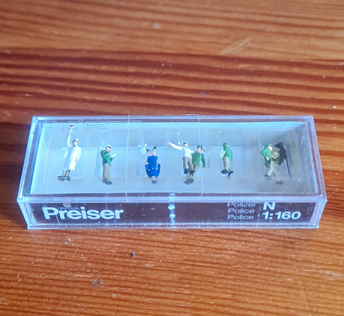 Preiser police painted - painted, figures