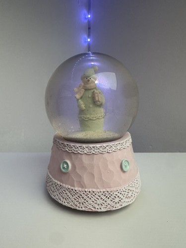 Pink snow globe - globe/,
