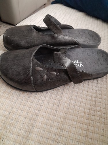 Vionic slip shoes size 6 - shoes,