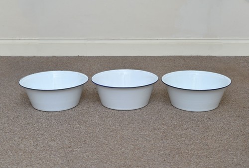 Old white enameled - old, washing