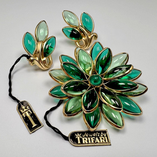 Crown trifari green glass - green,