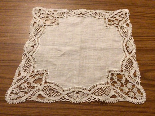Vtg white lace border hanky - lace,