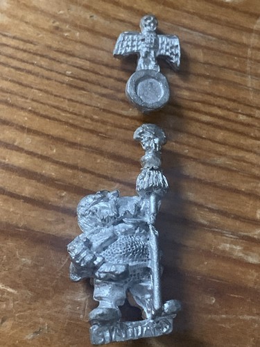 Squat standard bearer metal