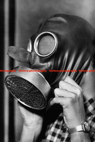 F017946 woman demonstrating - f017946,