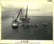 1980 Press Photo Two cranes hoist one deck section on an Offshore Port Platform