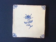 ENGLISH DELFT , LONDON OR LIVERPOOL c.1770 FLORAL TILE, 2 GLAZED EDGES, VGC