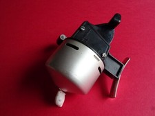 A GOOD VINTAGE ABU ABUMATIC 220 CLOSED FACE SPINNING REEL (SILVER COVER)