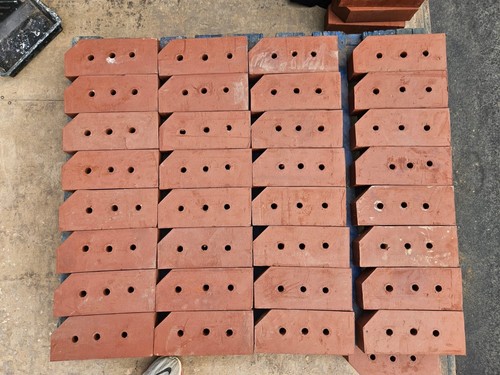 Red rectangular cant bricks - red,