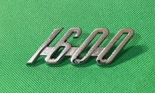 HILLMAN 1600 - METAL CAR SCRIPT BADGE - 85 X 32 MM