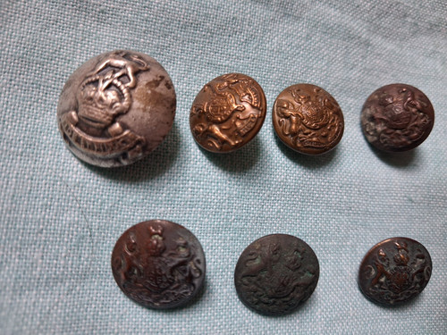 Vintage military buttons - x,