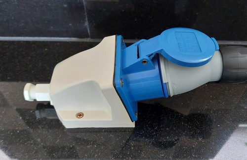 Amp pin 240v - 16,