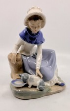 LLADRO/NAO GIRLG WITH A CAT