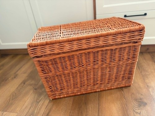 Wicker storage chest with - chest, lid