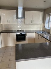 Kitchen with cupboards, countertops and appliances (dishwasher, range and F/F