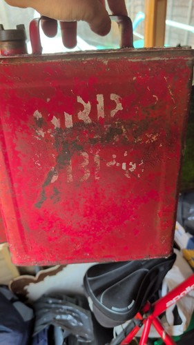 Old vintage oil cans used - cans,