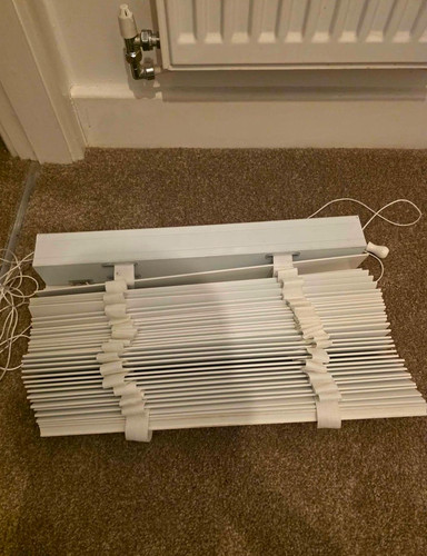 White venetian blind - ,
