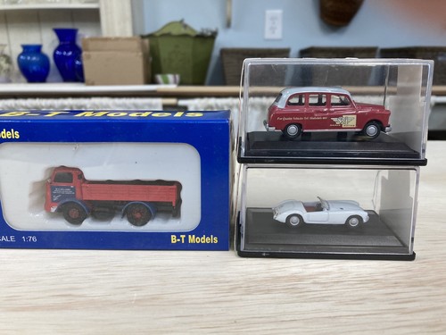 Lot three gauge cars - 00,