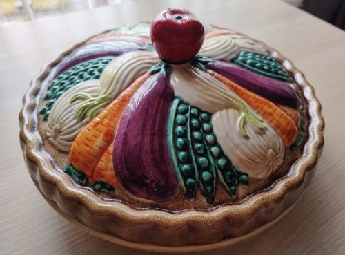 Ceramic pie keeper round - keeper,