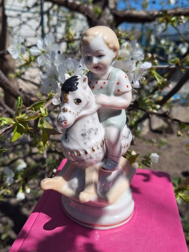 Porcelain figurine the ussr - porcelain,